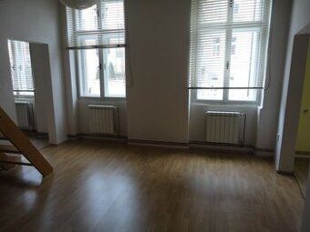 Nabízíme pronájem bytu 1+kk o velikosti 34 m2 ve 4. patře v 