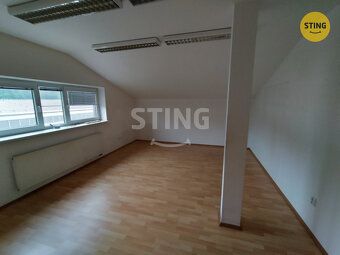 Nabízíme k pronájmu celé patro po jednotlivých kancelářích v