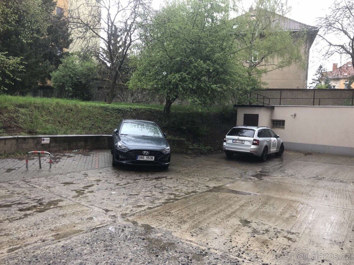 K pronájmu venkovní parkovací stání na soukromém pozemku uli