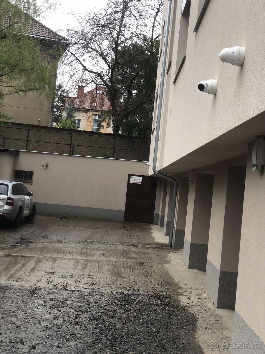 K pronájmu venkovní parkovací stání na soukromém pozemku uli