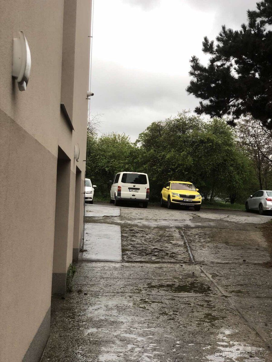 K pronájmu venkovní parkovací stání na soukromém pozemku uli