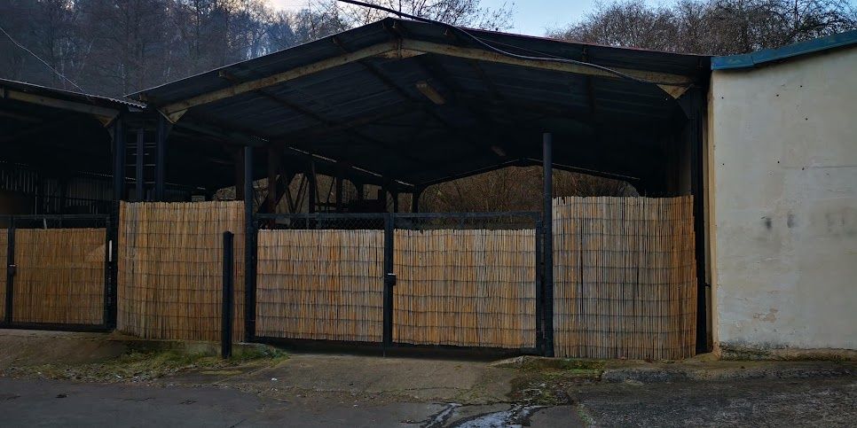 Pronajmeme v Bynovském areálu v přízemí prostor pod střechou