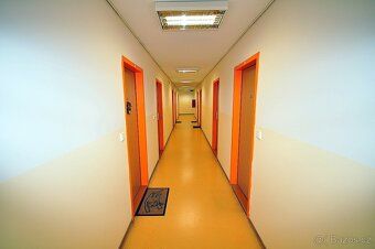Nabízíme k pronájmu částečně zařízený byt 1+kk, 32m2, s kuch