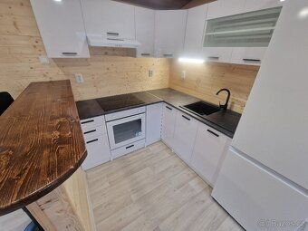 Dům o velikosti 40m2, 2kk, nový. Venkovní srubové palubky, v