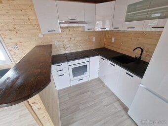 Dům o velikosti 40m2, 2kk, nový. Venkovní srubové palubky, v