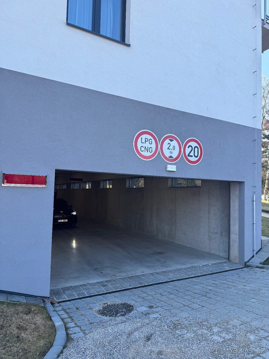 Dlouhodobý pronájem Ulice Okružní. Elektrická vrata 2000,- /