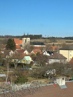 ve 3. patře (podkroví) činžovního domu v ul. Masarykovaužitn