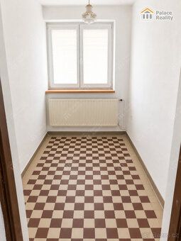 Hledáte rodinný dům s prostorným příslušenstvím v Hradci Krá