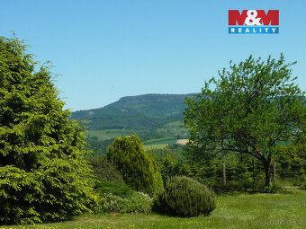 Zahrada v čisté přírodě, vzdálená od ruchu civilizace, přest