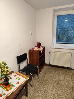 Nabízím neprůchozí jednolůžkový částečně vybavený, samostatn