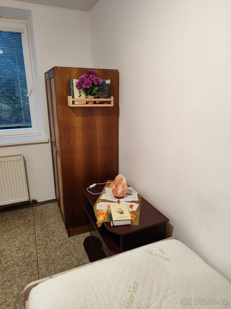 Nabízím neprůchozí jednolůžkový částečně vybavený, samostatn