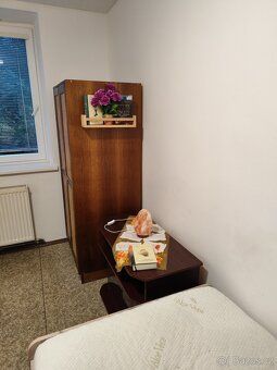 Nabízím neprůchozí jednolůžkový částečně vybavený, samostatn