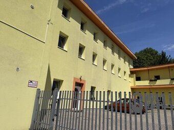 Nabízím neprůchozí jednolůžkový částečně vybavený, samostatn