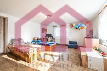 Nabízíme k prodeji rodinný dům o dispozici 5+1 s velkou zahr