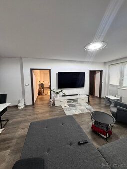 # Pronájem prostorného zrekonstruovaného bytu 90 m² s lodžií