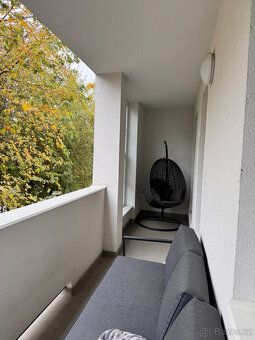 # Pronájem prostorného zrekonstruovaného bytu 90 m² s lodžií