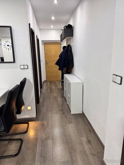 # Pronájem prostorného zrekonstruovaného bytu 90 m² s lodžií