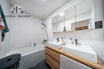 Nabízíme k prodeji prostorný a kompletně zrekonstruovaný byt
