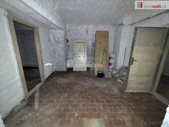 Komerční prostor 228 m2. Vlastní vstup z ulice do bytu (55 m