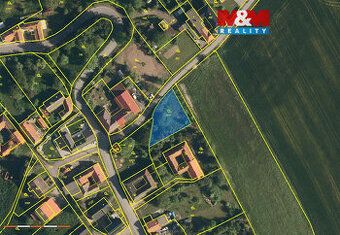 Nabízíme k prodeji pozemek o rozloze 696 m² v klidné části o
