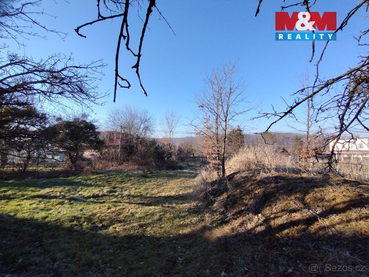 Nabízíme k prodeji pozemek o rozloze 696 m² v klidné části o