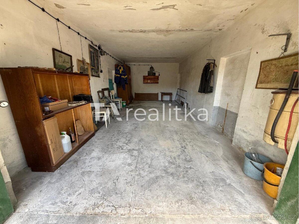 Nabízím k prodeji prostornou garáž o velikosti 27 m² v osobn