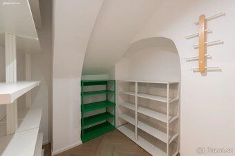 Unikátní mezonet s 7m stropy, galerií a vlastní zahradou – N