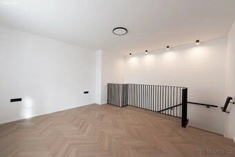 Unikátní mezonet s 7m stropy, galerií a vlastní zahradou – N