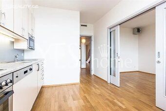 Nově zrekonstruovaný, nezařízený, plně klimatizovaný mezonet