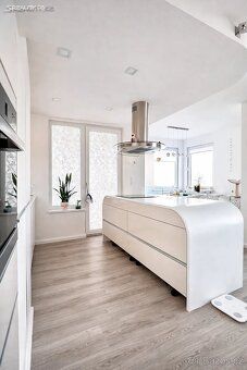Nabízíme k pronájmu světlý, moderně zařízený byt 4+kk s balk