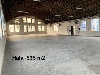 Prostory jsou umístěny ve 2. patře s celkovou plochou 535 m2