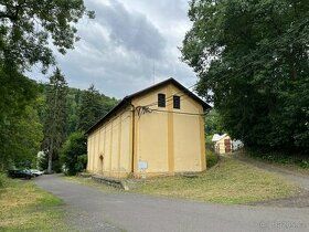 samostatná budova, přístup z místní komunikace, plocha 224m2