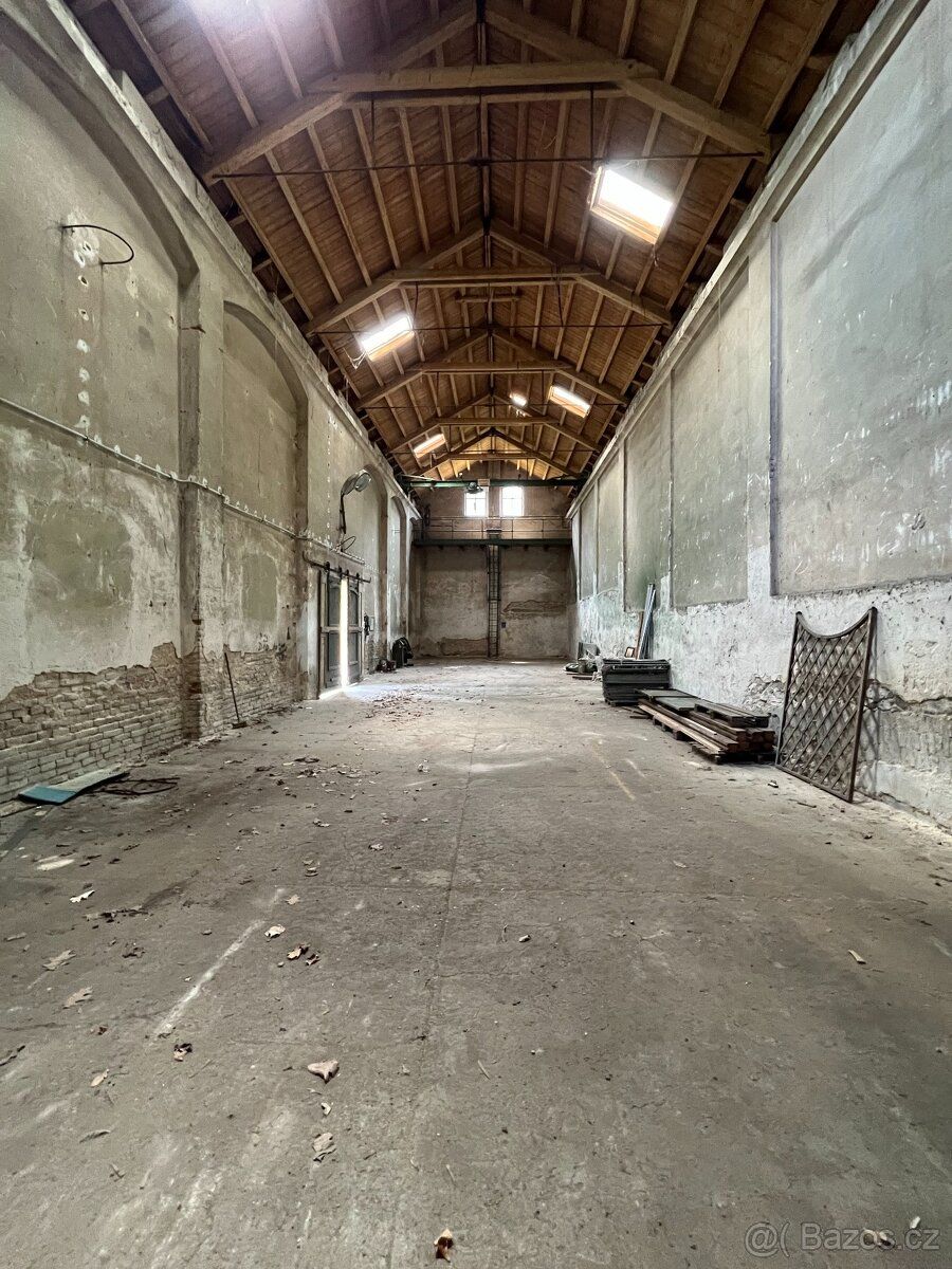 samostatná budova, přístup z místní komunikace, plocha 224m2