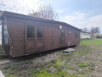 Prodám strší mobilní domek Chalet o rozměrech 12 m x 4 m. Do