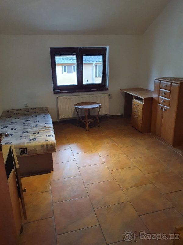 K pronájmu pokoj s balkonem v klidné lokalitě Žebrák. Vešker
