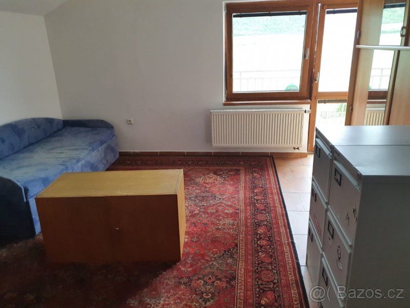 K pronájmu pokoj s balkonem v klidné lokalitě Žebrák. Vešker