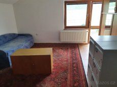 K pronájmu pokoj s balkonem v klidné lokalitě Žebrák. Vešker