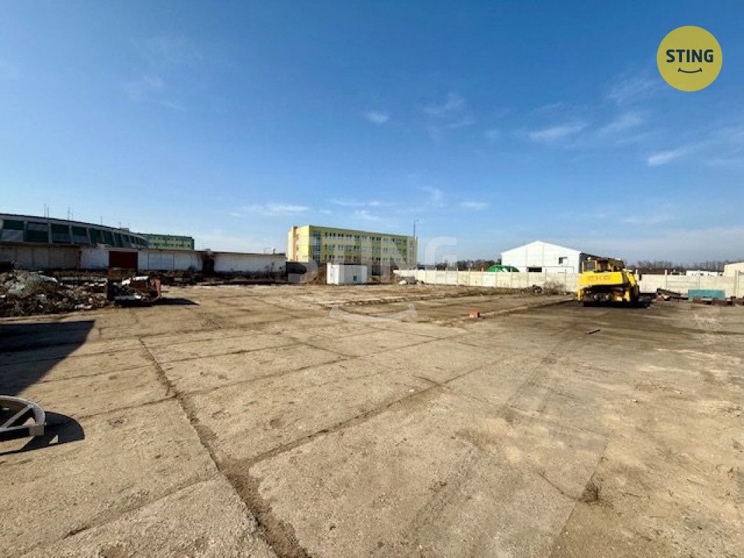 Nabízíme k pronájmu venkovní plochu o výměře cca 2 200 m², s