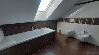 Nabízíme k pronájmu hezký rodinný dům s garáží, bezénem a za