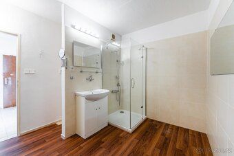 Nabízíme ke koupi prostorný, zajímavě řešený byt před rekons