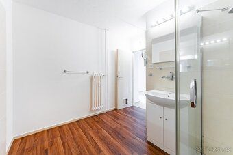 Nabízíme ke koupi prostorný, zajímavě řešený byt před rekons