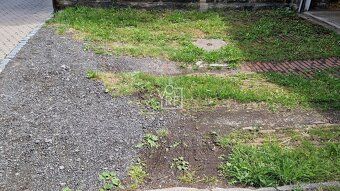 Zděná řadová dvougaráž (40 m2), včetně dalších dvou parkovac