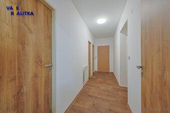 Nabízíme k pronájmu byt o dispozici 2+kk a celkové podlahové