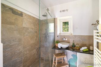 Tento dům s dispozicí 5+1 a užitnou plochou přes 180 m² se n