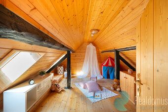 Tento dům s dispozicí 5+1 a užitnou plochou přes 180 m² se n
