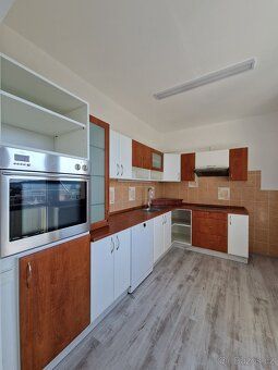 Nabízím k pronájmu velký světlý byt 3+1 70 m2 s balkónem a v