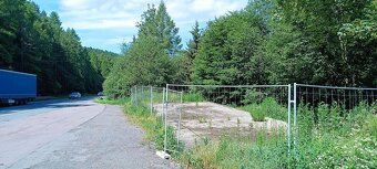 Komerční pozemek 900 m se základovou deskou a projektem u si