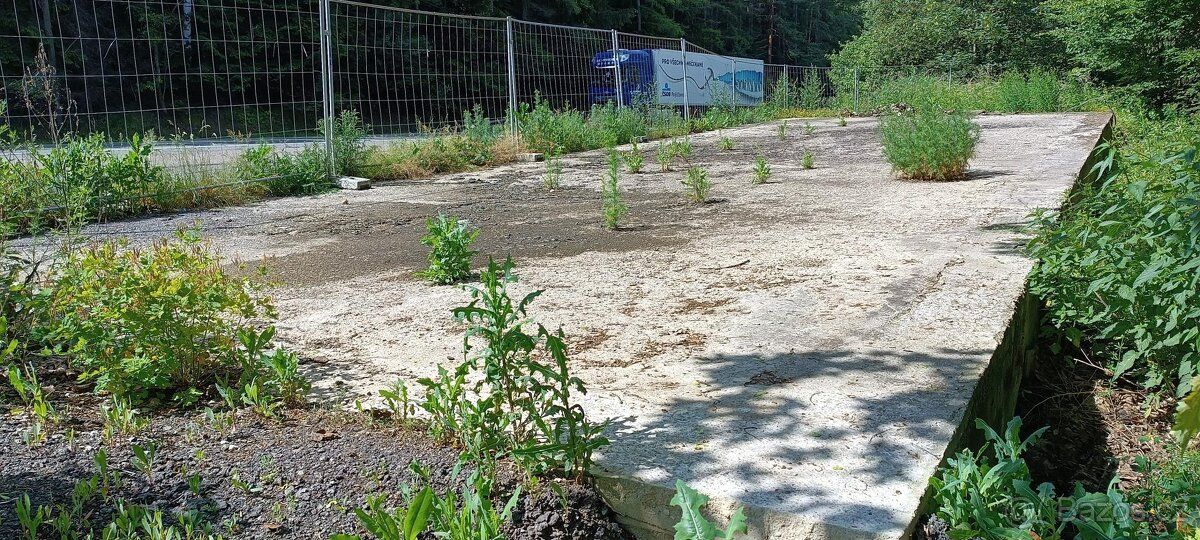 Komerční pozemek 900 m se základovou deskou a projektem u si