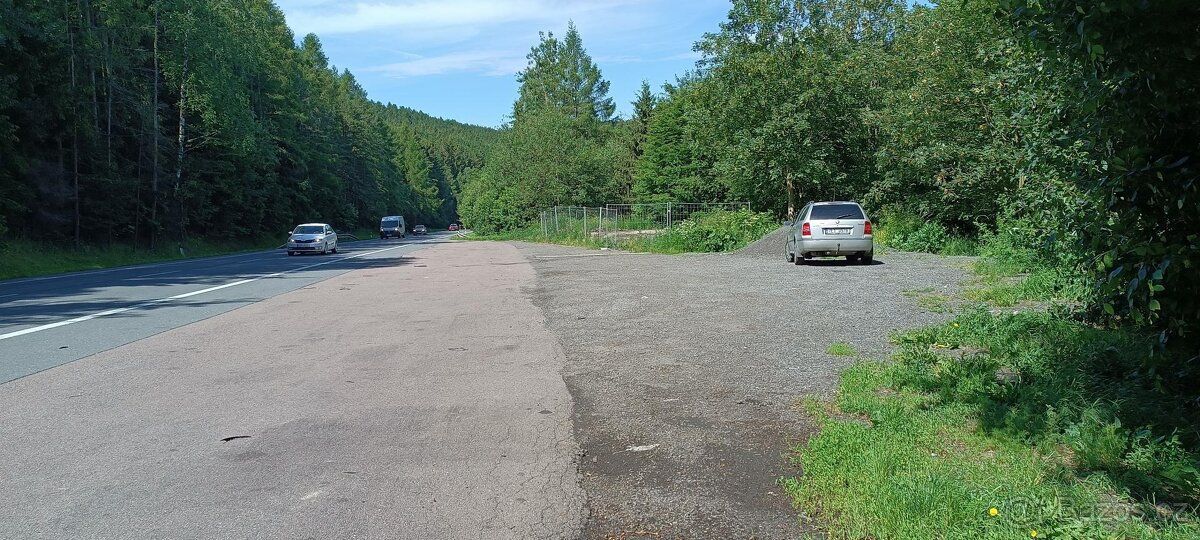 Komerční pozemek 900 m se základovou deskou a projektem u si