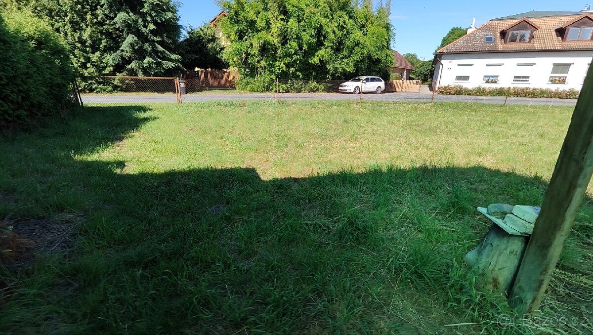 Obec Rokytno, 700m2, vjezd s bránou z ulice